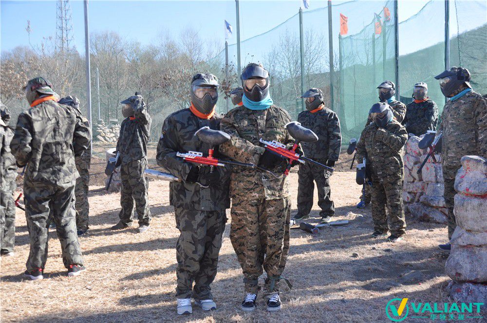 與戰(zhàn)俘合影